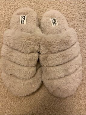 Deer foam slippers -new never worn